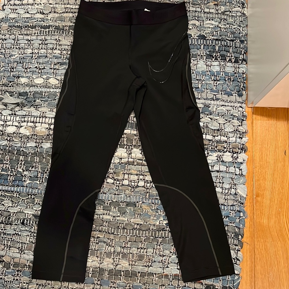 Black Nike pro hypercool capri legging